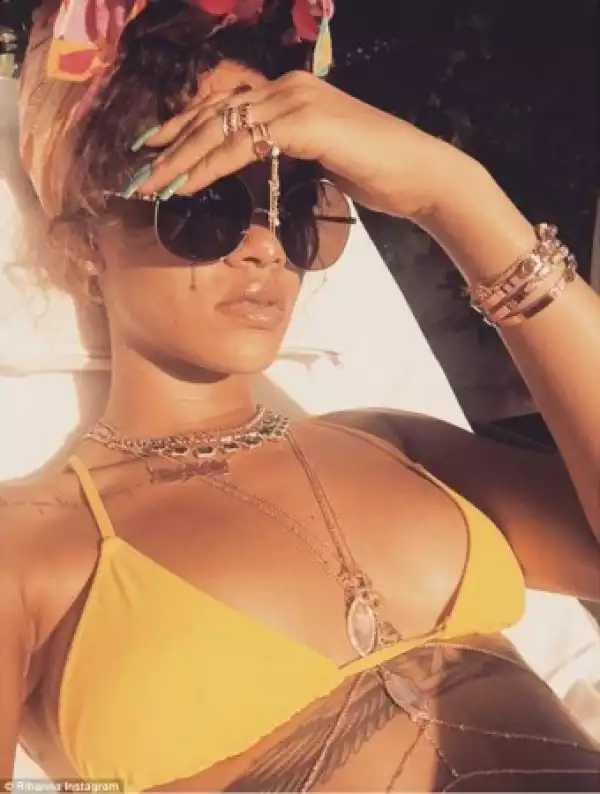 Rihanna Puts Her Hot Curves On Display In S£xy Bikini [See Photos]